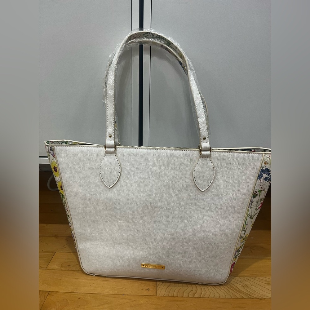 🆕Betsey Johnson Elegant White Tote Bag with Gold Chain Accent - Picture 2 of 10